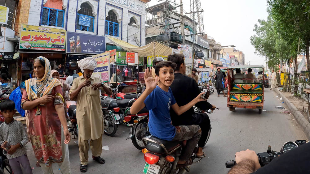 the crowded chaotic streets of lahore, pakistan